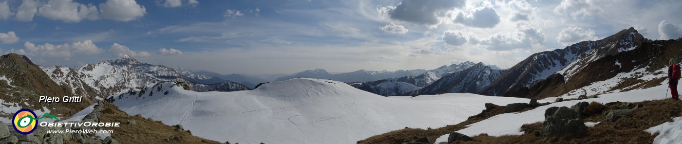 58 Dal sent. 101 vista sulla bella valletta innevata risallia.jpg